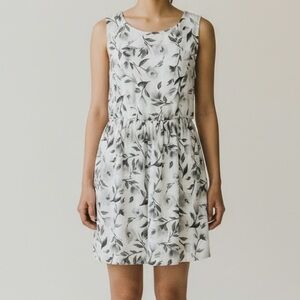 FOREVER 21 · CREAM + GREY FLORAL PRINT SLEEVELESS DRESS - SIZE S